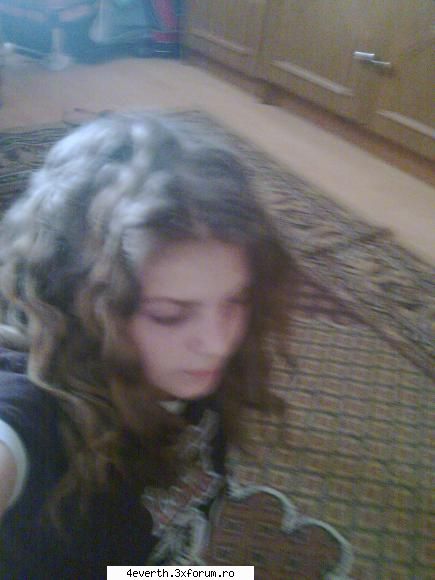 eu.. poze cu..mine. pun ceva fie nasolasta mai veche,cu poze dupa mi-am despletit parul :]]