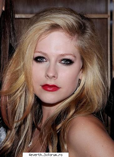Avril Lavigne - Pun niste poze Sper ca nu va deranjeaza - Pop-rock
