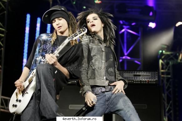 Funny pics and funny comment - T : Bill ce ai ? B : M-a pus mata sa mulg - Kaulitz Twins