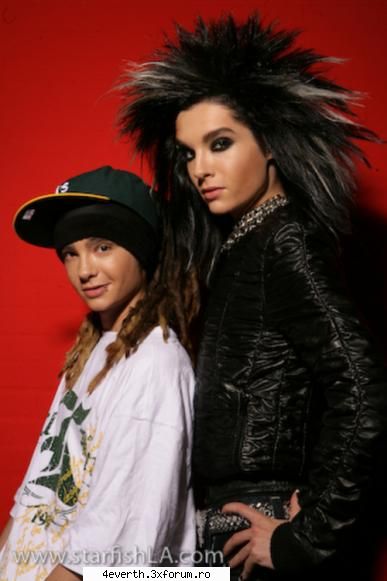 Funny pics and funny comment - B: iar pzoa de familie? T: taci si pozeaza...stii - Kaulitz Twins