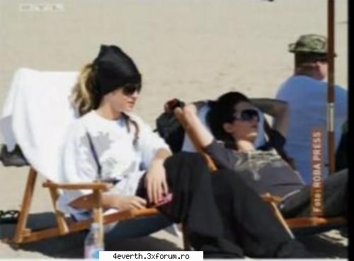 Funny pics and funny comment - B: la mare la soare fetitele sunt goale T: agatle - Kaulitz Twins