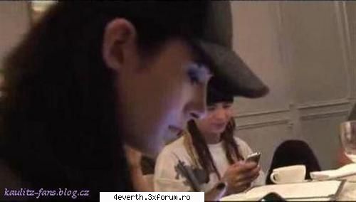 Funny pics and funny comment - B: iar faci phone sex? T: nu B: atunci? T: trimit - Kaulitz Twins