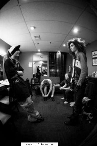 Funny pics and funny comment - B; bai si ce proasta era aai de la volan T: nu - Kaulitz Twins