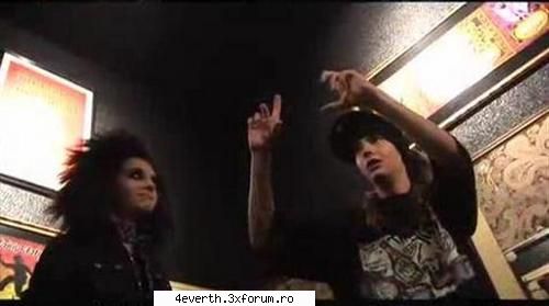 Funny pics and funny comment - B: ce faci ma?...poze invizibile? T - Kaulitz Twins