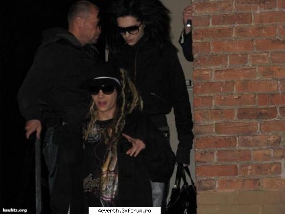 Funny pics and funny comment - T: uite-o pe tipa aia pe care am babardito aseara - Kaulitz Twins