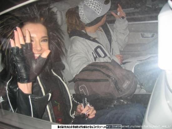 t: na, ma, m**e ! 
b: tom, ca sa cazi bine la fete , trebuie sa le faci cu mana ! funny pics and