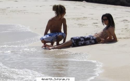 Funny pics and funny comment - B: Tom,ti-am mai zis sa nu te mai uiti dupa - Kaulitz Twins