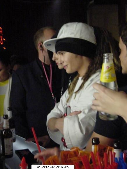 Funny pics and funny comment - B: as dori un gin cu lamaie X: imediat,dvs? T: un - Kaulitz Twins