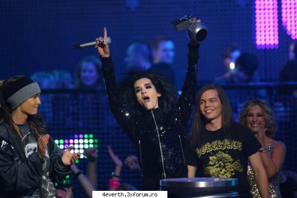 Funny pics and funny comment - B: OOOOOOOOOOOOOOO...toata lume amainile sus T - Kaulitz Twins