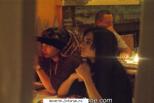 Funny pics and funny comment - B: asa...si de ce stam si ne uitam la meci? T - Kaulitz Twins