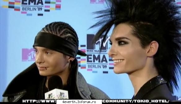 Funny pics and funny comment - T: nu mai zambi asa ciudat l camera B: taci ca - Kaulitz Twins