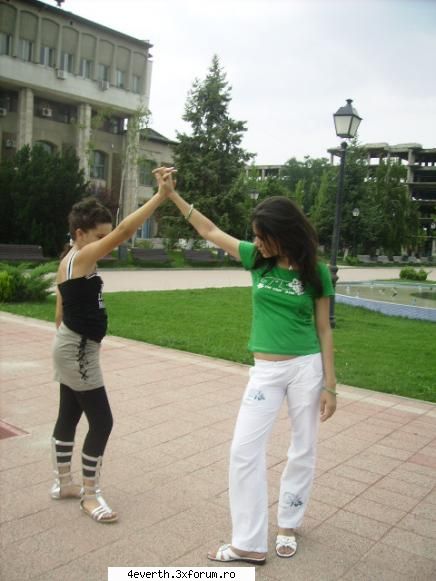 Poozee cu ...mnn - Is cea in verde si alb... M-am tavalit in iarba - Pics whit us
