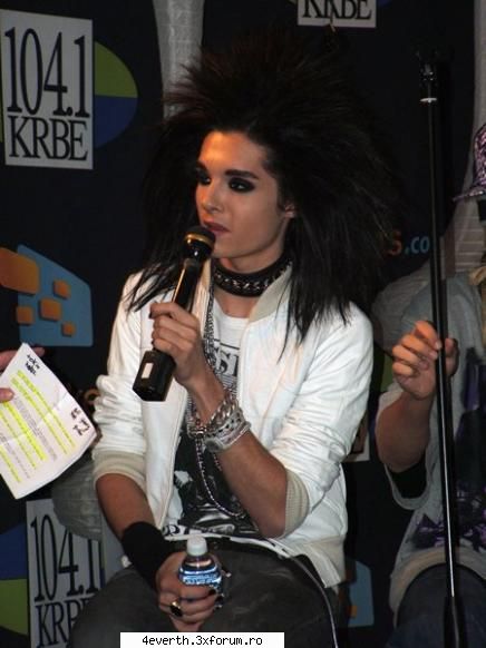 Poze - Da poi uitativa unde tine sticla cu apa sau ce o - Bill Kaulitz